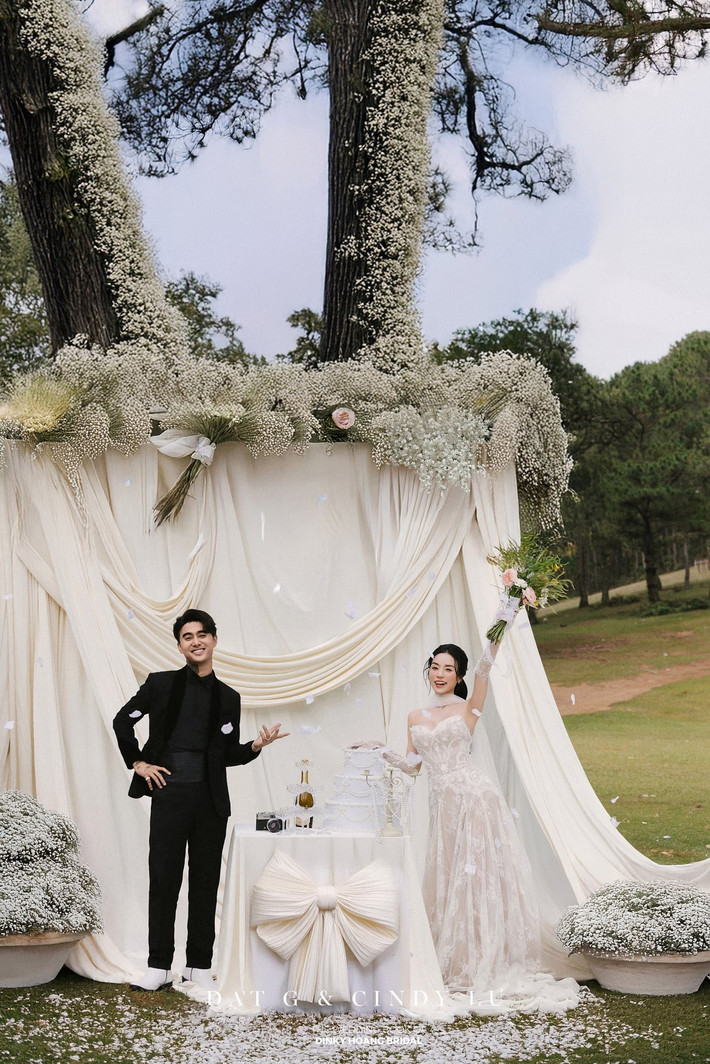 Cô dâu mặc váy được thiết kế riêng. Ảnh: FB Đạt G.