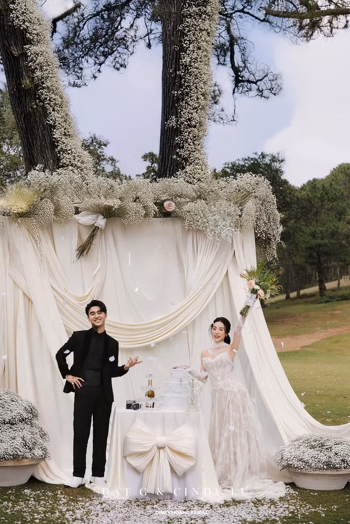 Cô dâu mặc váy được thiết kế riêng. Ảnh: FB Đạt G.