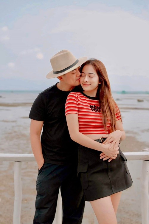 Trong cuộc sống thường ngày, nam nhạc sĩ luôn dành sự quan tâm đặc biệt cho bà xã. Anh từng chia sẻ trên Tiền Phong rằng chỉ cần vợ thích, anh đều cố gắng thực hiện. Ảnh: FB Ngọc Duyên.