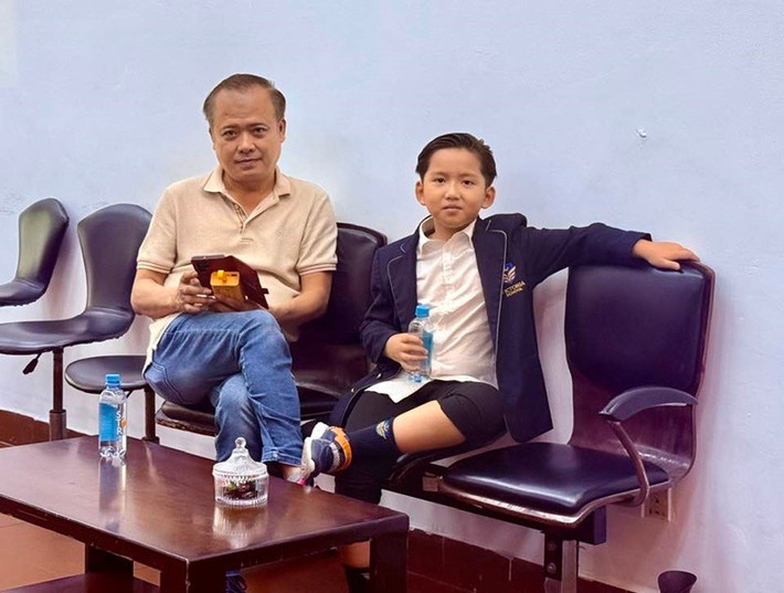 Doanh nhân Trần Chí Phú yêu thương con trai riêng của Phi Thanh Vân. Ảnh: FB Phi Thanh Vân.