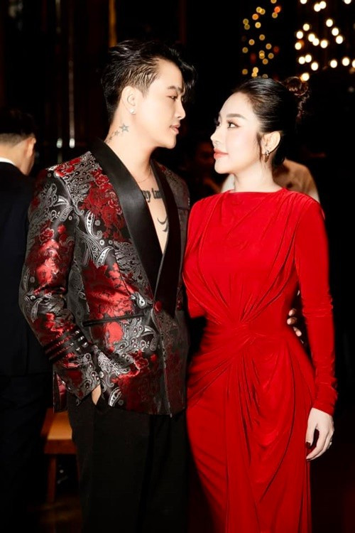 Ngày 8/3/2025, TiTi tiết lộ lý do gửi lời chúc mừng muộn đến Nhung Babie. "Sở dĩ chồng chúc vào cuối ngày và cuối giờ để là người đàn ông cuối cùng và duy nhất sau cùng của mọi người để chúc vợ", nam ca sĩ viết. Ảnh: FB TiTi.