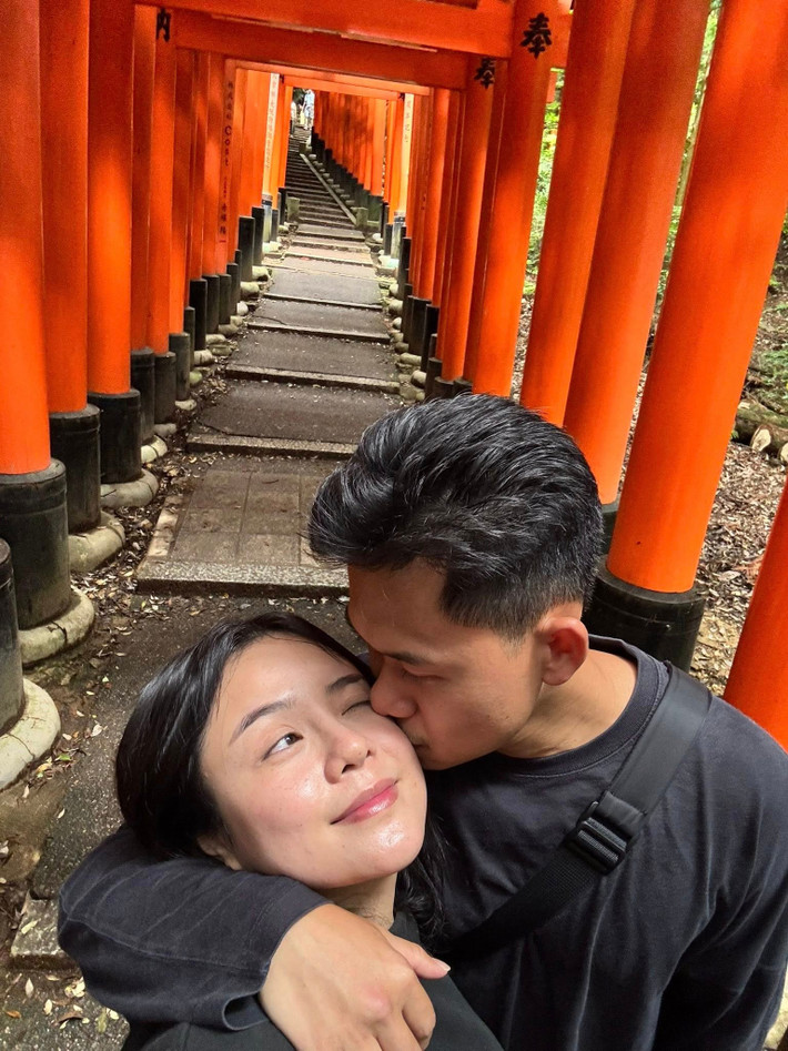 ...Chồng bảo hôm nay em vừa làm một việc vĩ đại và siêu mệt là tạo ra cái tay, cái chân. Mai em tạo ra đôi mắt, mốt em tạo ra cái mũi cái miệng của con. Cứ thế năm nay em có một kế hoạch, dự án siêu to lớn, mất cả năm để thực hiện, cuối năm nhận thưởng còn gì", Thái Trinh viết.