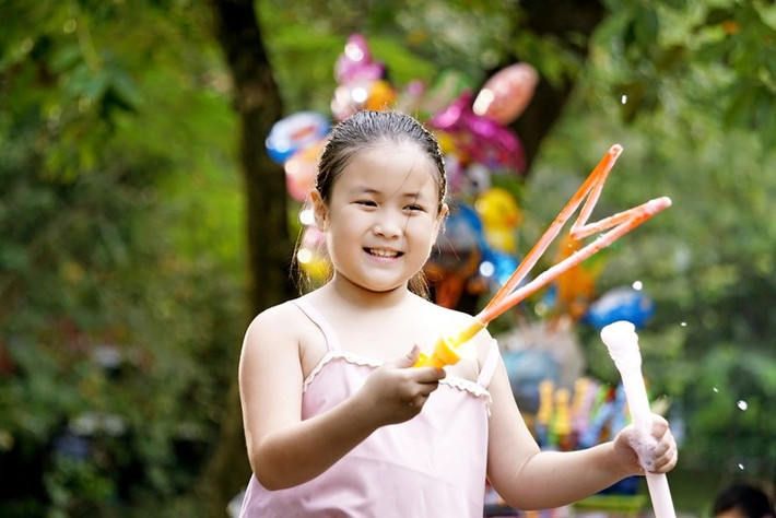 Ngân Chi còn đoạt giải Nữ diễn viên phụ xuất sắc trong Liên hoan phim Việt Nam lần thứ 22 với vai bé Bù Tọt trong Bố già, đóng cùng Trấn Thành. Ảnh: FB Ngân Chi.