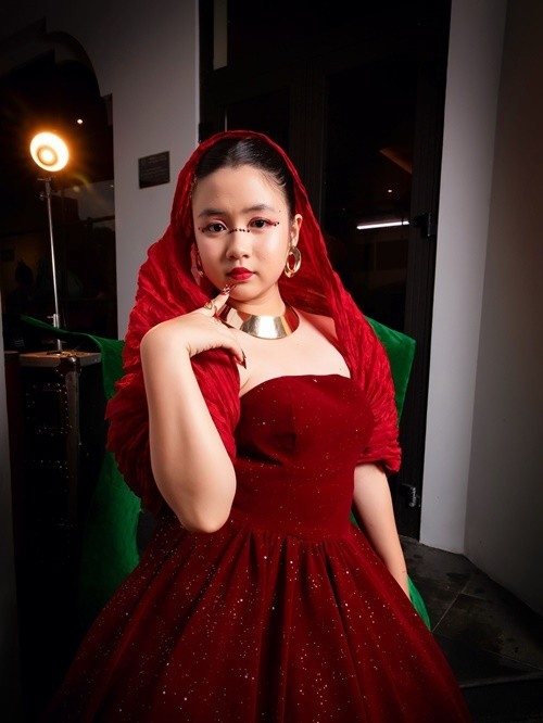 Con gái màn ảnh của Trấn Thành trang điểm kỹ lưỡng khi làm người mẫu, tham gia sự kiện. Ảnh: FB Ngân Chi.