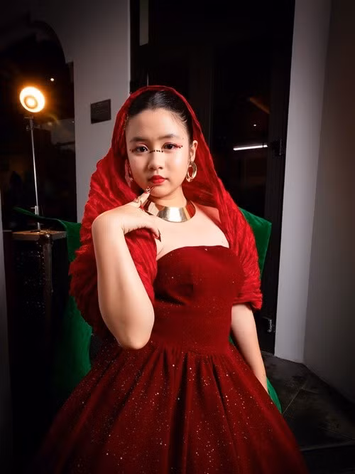 Con gái màn ảnh của Trấn Thành trang điểm kỹ lưỡng khi làm người mẫu, tham gia sự kiện. Ảnh: FB Ngân Chi.