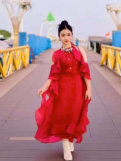 Con gái màn ảnh của Trấn Thành gây ấn tượng mỗi khi làm người mẫu. Ảnh: FB Ngân Chi.