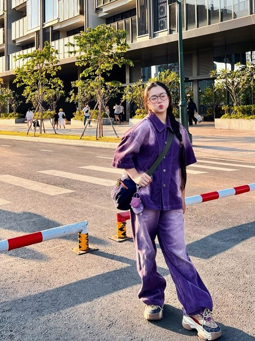 Xuống phố, Ngân Chi ăn mặc cá tính, năng động. Ảnh: FB Ngân Chi.