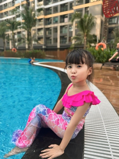 Bé Sol đáng yêu trong trang phục nàng tiên cá. Ảnh: FB Mẹ An và bé Sol.
