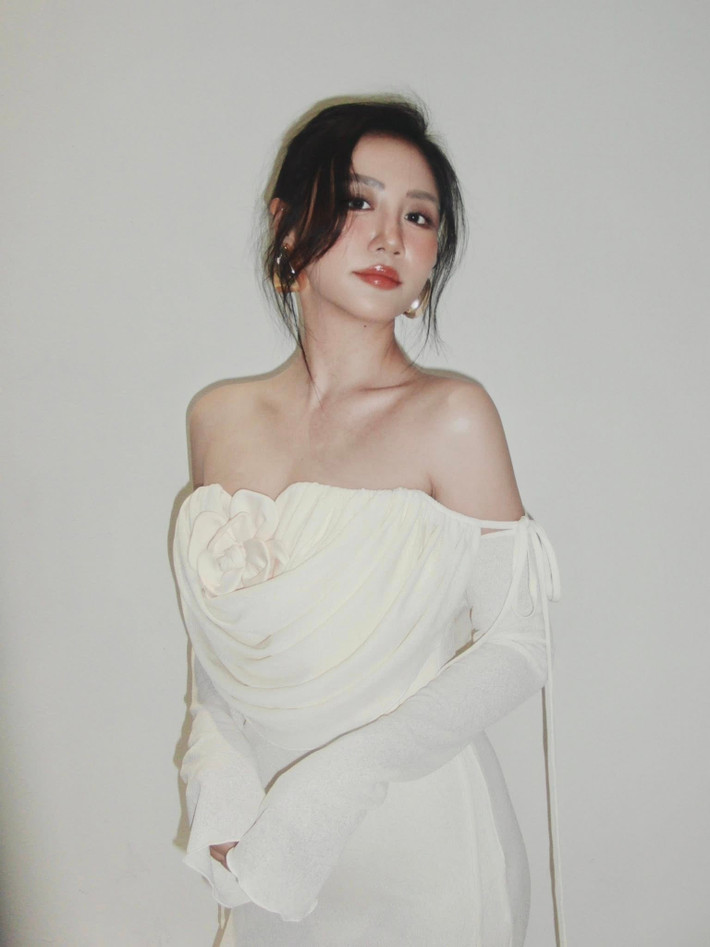 Váy áo đời thường của Văn Mai Hương không quá màu mè, có kiểu cách nữ tính. Ảnh: FB Văn Mai Hương.