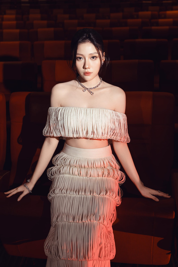 Em gái Trấn Thành ngày càng gợi cảm, trẻ trung. Ảnh: FB Uyển Ân.