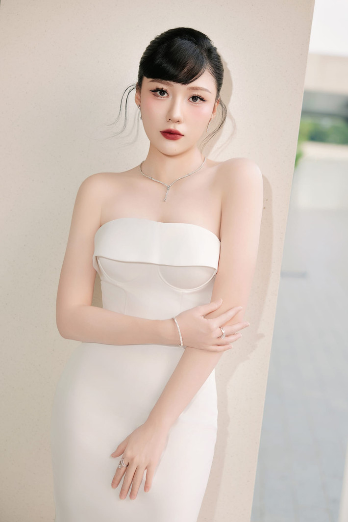 Em gái Trấn Thành thăng hạng nhan sắc lẫn phong cách thời trang. Ảnh: FB Uyển Ân.