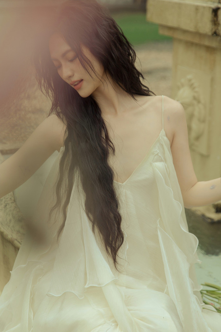 Phương Anh Đào khoe vẻ đẹp mong manh với đầm hai dây. Ảnh: FB Phương Anh Đào.