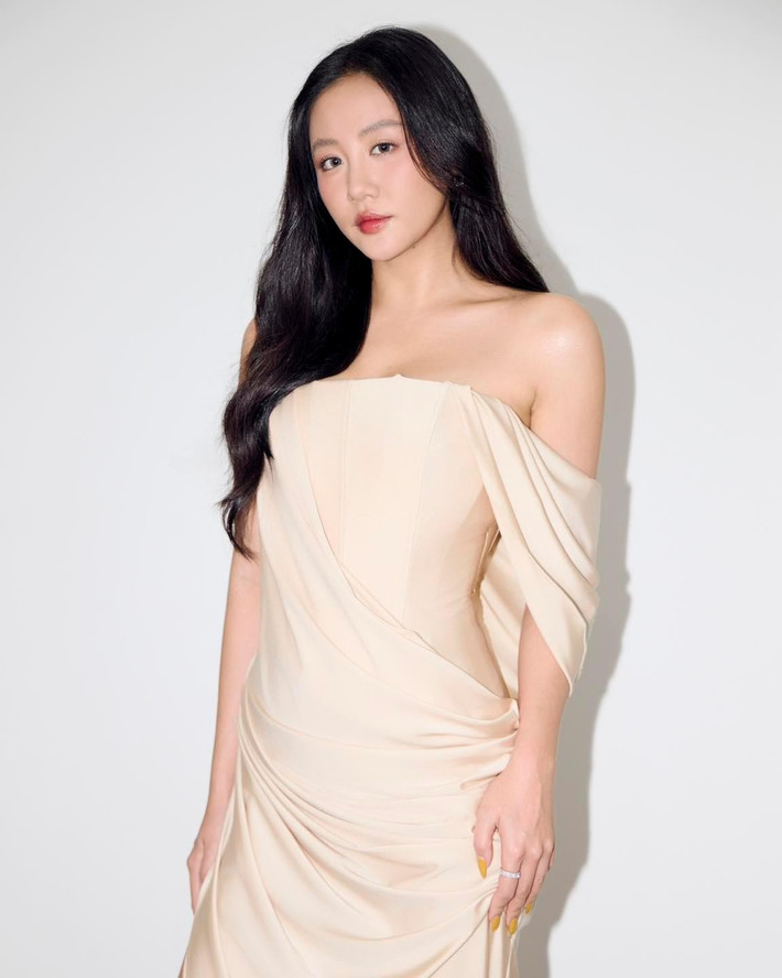 Nàng thơ mới của Trấn Thành gợi cảm, sắc sảo ở tuổi 31. Ảnh: FB Văn Mai Hương.