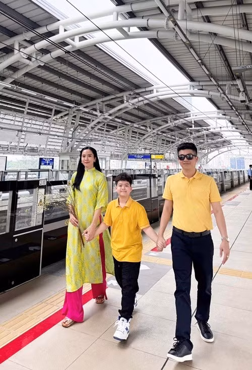 Bella Mai yêu thương bé Bửu Long. Không ít lần, nữ diễn viên cùng doanh nhân Bửu Lộc đưa bé Bửu Long đi ăn uống, du lịch. Ảnh: FB Bella Mai.