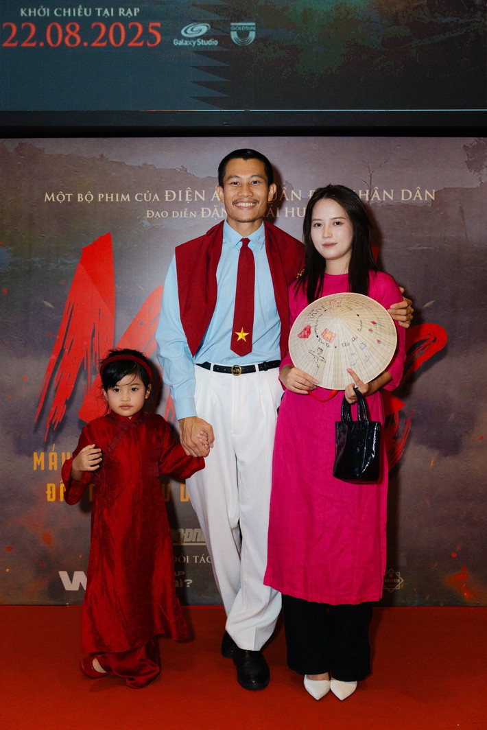 Nhờ vợ và con gái gọi điện thoại động viên mỗi tối, Phương Nam có động lực, cảm xúc trọn vẹn của một người cha xa con như nhân vật Tạ. Ảnh: FB Phương Nam.