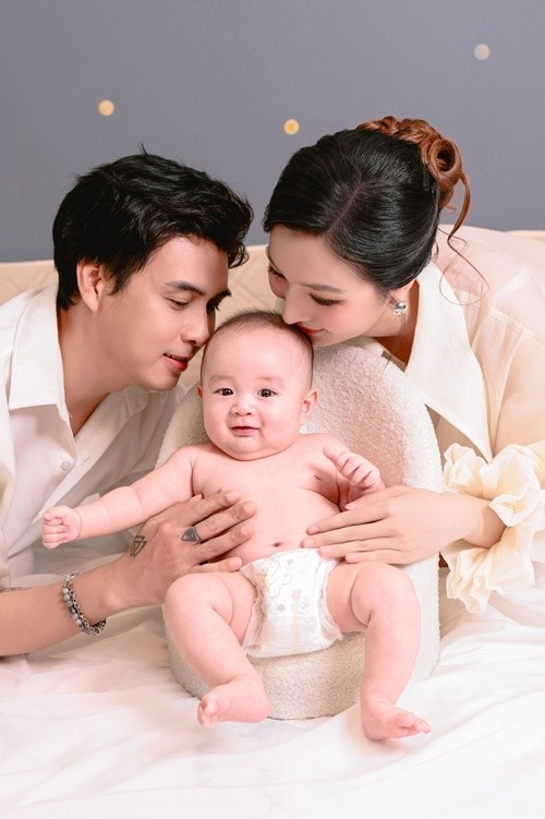 Vợ chồng Hồ Quang Hiếu đón con trai đầu lòng gia nhập tổ ấm vào tháng 1/2025. Ảnh: FB Hồ Quang Hiếu.