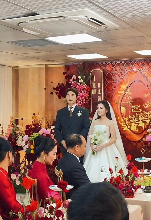 Cặp đôi diễn viên rạng ngời hạnh phúc trong ngày trọng đại. Ảnh: Znews.