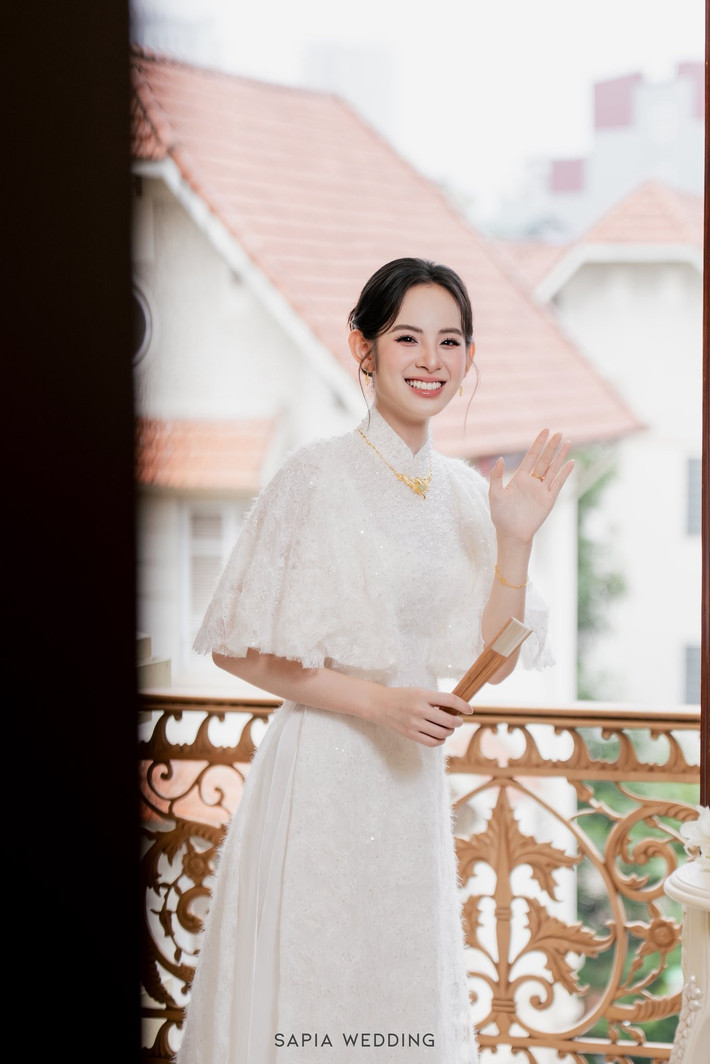 Kim Tae Hee phiên bản Việt diện áo dài trắng cách tân trong ngày trọng đại. Ảnh: Sapia Wedding.