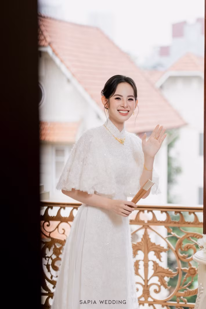 Kim Tae Hee phiên bản Việt diện áo dài trắng cách tân trong ngày trọng đại. Ảnh: Sapia Wedding.
