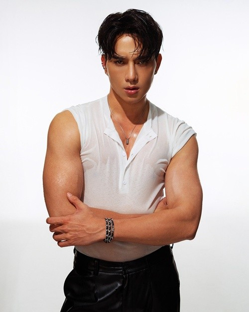 Á vương tại cuộc thi Nam vương toàn cầu 2015 đã lấy lại được thân hình 6 múi sau bộ phim Bẫy ngọt ngào. Ảnh: FB Thuận Nguyễn.