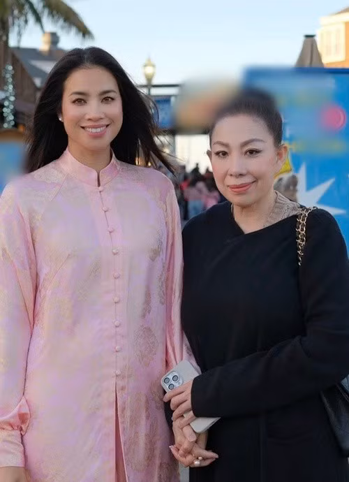 Hoa hậu Phạm Hương (trái) bất ngờ được nhắc đến trở lại khi nhà thiết kế Linh San chia sẻ về cuộc hội ngộ tại Mỹ sau 5 năm xa cách. Trong bài viết, Linh San gọi Phạm Hương là “con” và không giấu được sự xúc động khi gặp lại. Ảnh: Facebook Linh San.