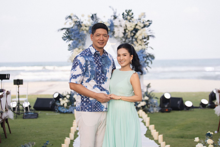 Anh Thơ thu hút nhờ thần thái rạng rỡ và nụ cười tươi.