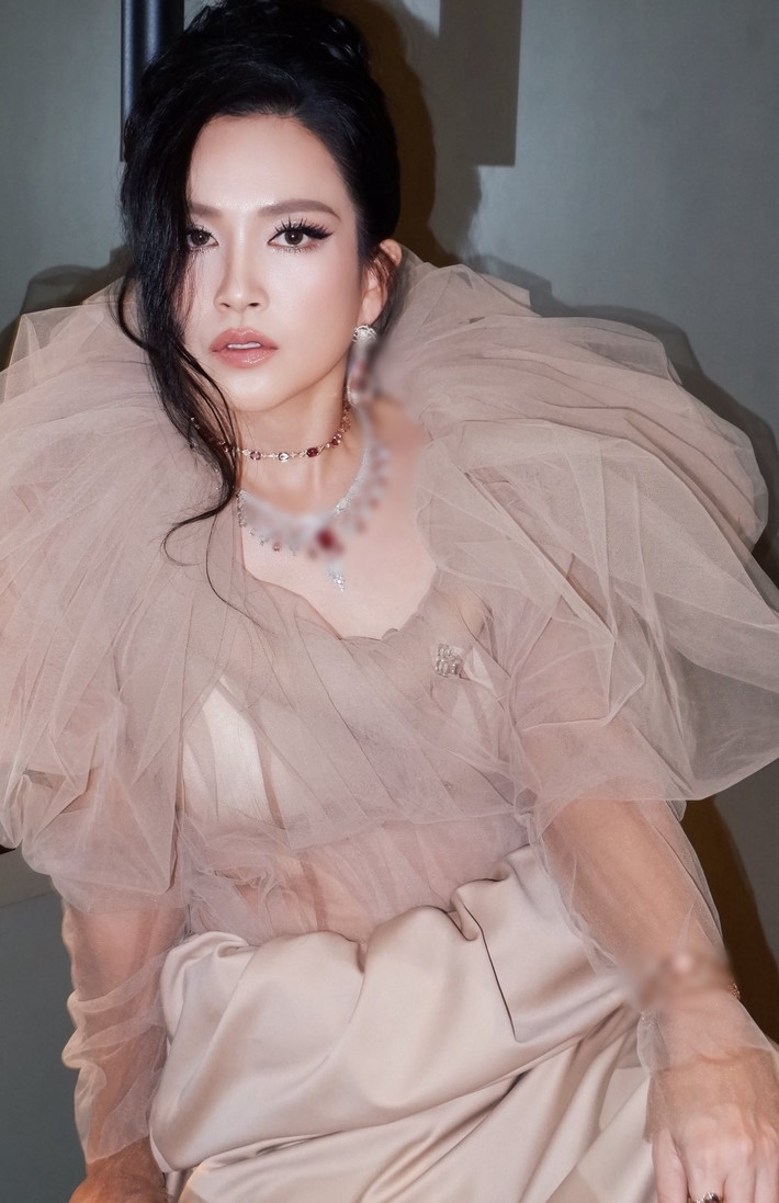 Lối trang điểm sắc sảo hơn, kiểu tóc búi gọn cùng thần thái tự tin giúp Anh Thơ trở nên khác lạ nhưng vẫn giữ được nét sang trọng vốn có.