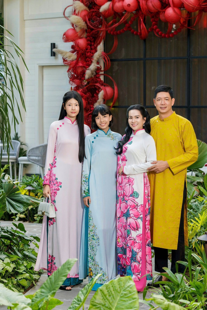 Đón tuổi mới, cô chia sẻ: “Nếu cả đời không rực rỡ thì sao? Tôi không nghĩ vậy đâu, vì bây giờ tôi tin rằng ở độ tuổi nào, chúng ta cũng có những điểm sáng riêng, dù xuất thân ra sao hay đang ở hoàn cảnh nào. Sở dĩ tôi nhấn mạnh ‘bây giờ’ bởi vì chính tôi cũng từng mắc kẹt trong hào quang của quá khứ, của những năm 20, 30, 40 rực lửa...