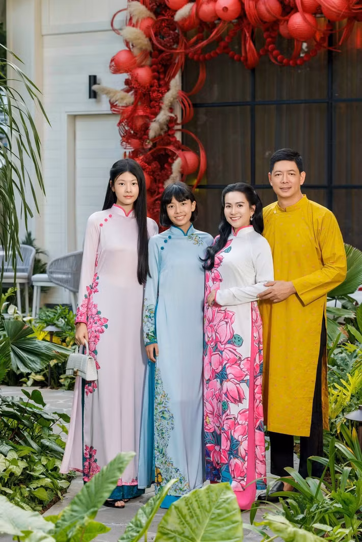 Đón tuổi mới, cô chia sẻ: “Nếu cả đời không rực rỡ thì sao? Tôi không nghĩ vậy đâu, vì bây giờ tôi tin rằng ở độ tuổi nào, chúng ta cũng có những điểm sáng riêng, dù xuất thân ra sao hay đang ở hoàn cảnh nào. Sở dĩ tôi nhấn mạnh ‘bây giờ’ bởi vì chính tôi cũng từng mắc kẹt trong hào quang của quá khứ, của những năm 20, 30, 40 rực lửa...