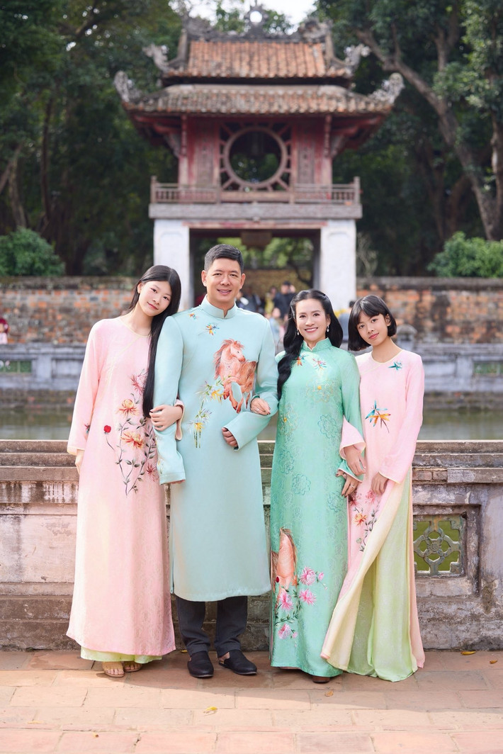 ...Nhưng khi được khai thông, tôi nhận ra giá trị của hiện tại không nhất thiết phải dùng thang điểm cũ để so sánh và mình vẫn đang ‘rực rỡ’ theo một cách khác. Năm cuối cùng tôi còn được gọi là ‘Thơ bốn mươi tuổi’. Happy birthday to me”, Anh Thơ viết.