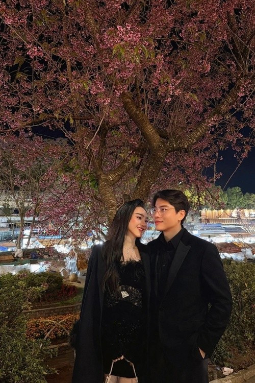 Ngoài ca hát, Bá Thành còn sáng tác nhạc. Anh sở hữu vóc dáng cao ráo và gương mặt điển trai.