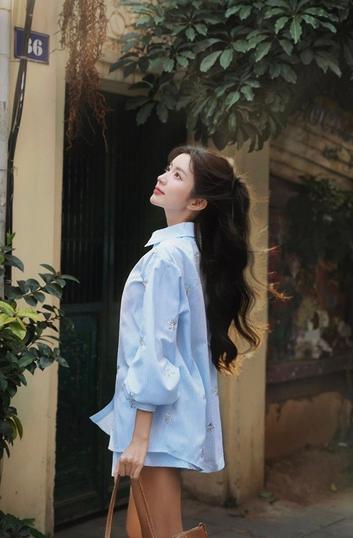 Ở góc chính diện, cô ghi điểm với đường nét thanh tú và ánh mắt sáng. Khi chuyển sang góc nghiêng, sống mũi cao cùng đường nét gương mặt càng được tôn rõ, tạo nên tổng thể hài hòa.