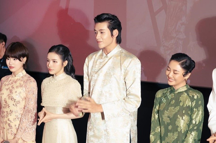 Vĩnh Đam nhận xét LyLy khá hướng nội, ít nói nên những phân đoạn thân mật ban đầu không dễ thực hiện. Anh phải chủ động trò chuyện, tìm điểm chung để cả hai thoải mái hơn. Trong khi đó, rapper Pháo lại hoạt ngôn và giàu năng lượng, giúp việc bắt nhịp diễn xuất thuận lợi hơn.