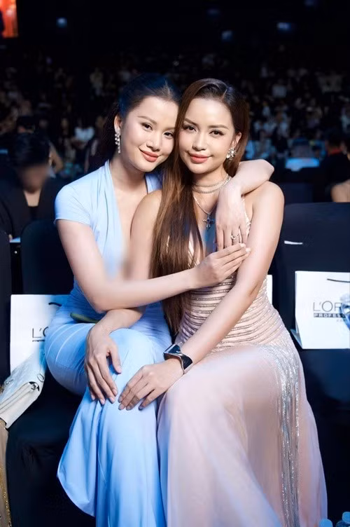 Gần đây, Hương Ly úp mở chuyện sắp kết hôn. Cụ thể, cô đăng ảnh bên Ngọc Châu đồng thời viết: "Với tôi, Ngọc Châu như một bà chị ruột thừa vậy đó, cũng lâu lâu thấy ghét, cũng hay tị nạnh như chị em gái với nhau. Nhưng mà, nói gì nói, chứ thương, không gặp nhau nhiều nhưng luôn thương. Chắc tại mắc nợ. Nói chứ, kèo này mà không ra Hà Nội chụp hoa cưới thì thôi chớ".Ảnh: Instagram Hương Ly.