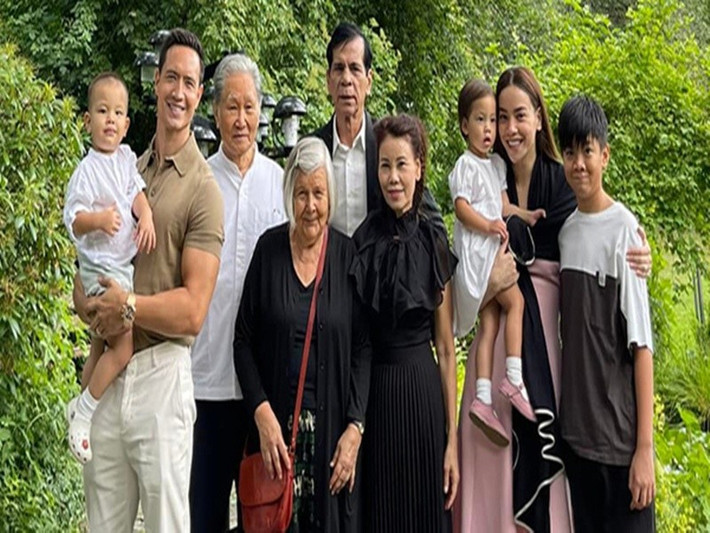 Bố mẹ chồng Hà Hồ nghỉ dưỡng, kết nối tình cảm với bố mẹ đẻ của nữ ca sĩ trong các chuyến du lịch ở Việt Nam. Ảnh: Phụ Nữ Mới.