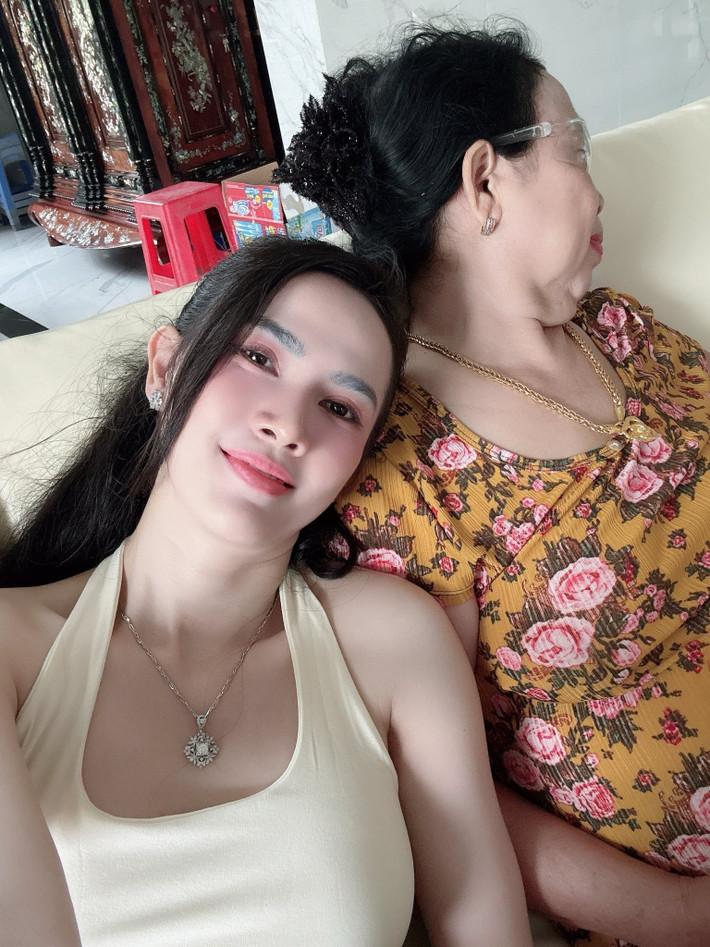 "Miễn người đó là đàn ông là được, không có đòi hỏi yêu cầu gì đính kèm hết. Mọi người liên hệ mẹ em nộp CV gấp gấp đi", Phan Thị Mơ hài hước viết. Ảnh: FB Phan Thị Mơ.