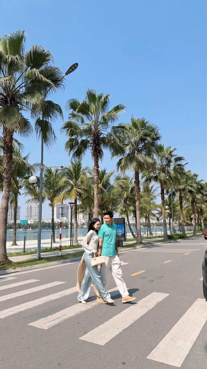 Doãn Hải My e ấp bên chồng khi xuống phố vào dịp xuân. Ảnh: FB Đoàn Văn Hậu.