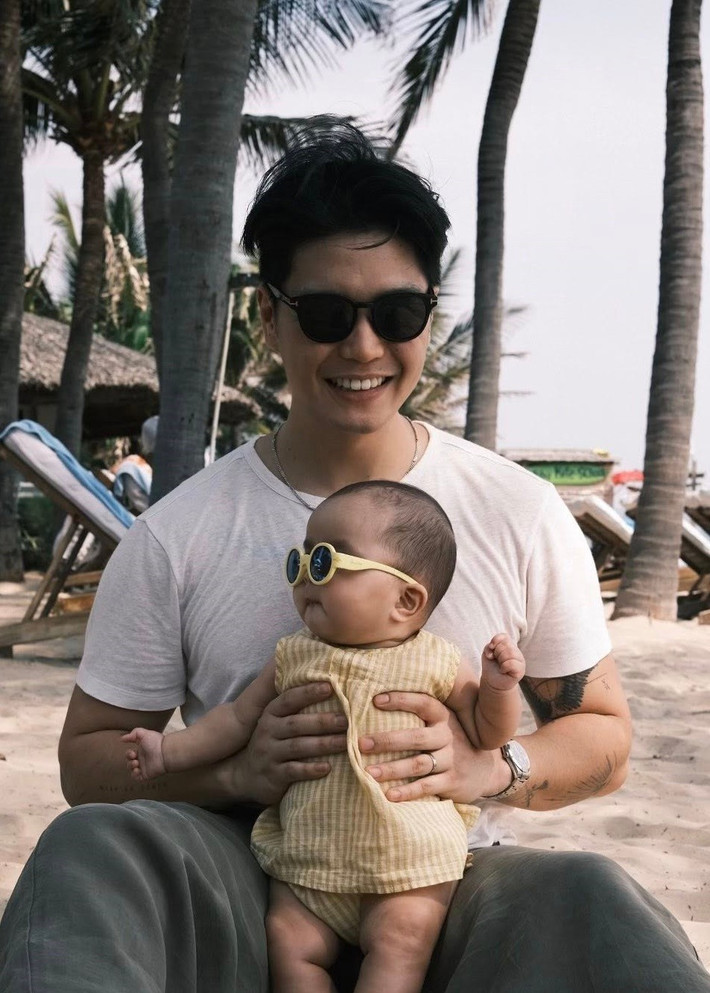 Trên trang cá nhân, đăng tải hình ảnh chuyến nghỉ dưỡng của gia đình, Huy Trần viết: "Bên hai cục cưng này, trái tim lại rung động như lần đầu yêu. Tôi quá may mắn".