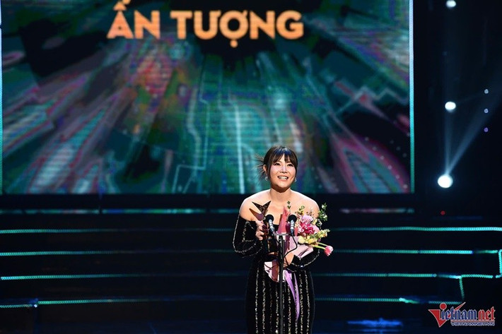 Với điện ảnh, Thanh Hương cho biết, cô vẫn chỉ là một tân binh, đang đi những bước chập chững. Với phim truyền hình, cô tham gia nhiều dự án. Theo Vietnamnet, với vai người mẹ kế hiện đại, tháo vát trong Hoa sữa về trong gió, nhân vật cô em dâu ích kỷ, tham lam trong Người một nhà, Thanh Hương đoạt giải Nữ diễn viên ấn tượng ở VTV Awards 2024. Ảnh: Vietnamnet.