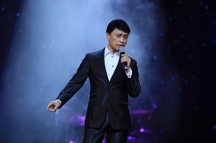 Về 3 người con gái, Tuấn Ngọc chia sẻ trên Vietnamnet, các con của ông đều cực kỳ có năng khiếu, yêu âm nhạc. Bản thân nam ca sĩ đàn hát cho các con từ ngày bé. Ảnh: Vietnamnet.