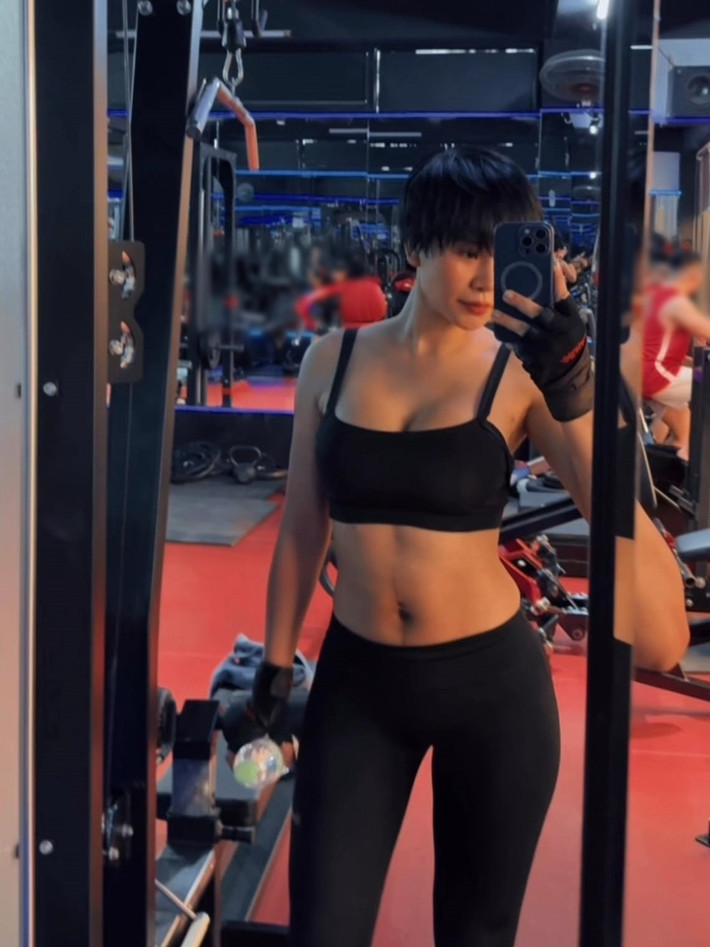 Thu Trang nỗ lực tập gym để lấy lại vóc dáng sau sinh nở. Ảnh: FB Thu Trang.