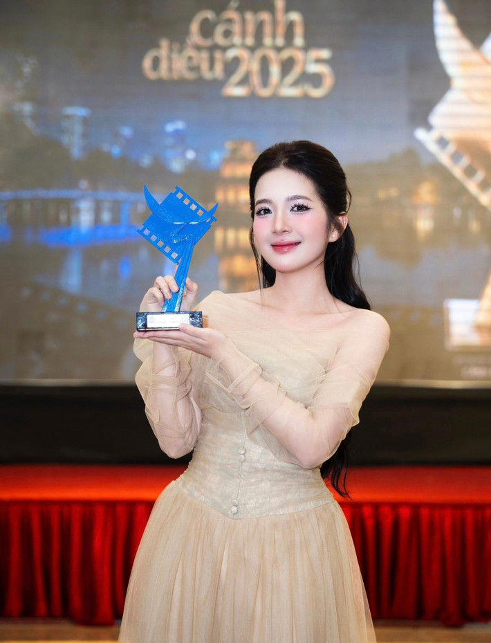 Ngọc Huyền đoạt giải Diễn viên triển vọng phim truyện tại Cánh Diều Vàng 2025. Trên trang cá nhân, cô bày tỏ rằng giải thưởng không chỉ là sự ghi nhận, mà còn là nguồn động viên khích lệ rất lớn để cô nỗ lực nhiều hơn nữa. Ảnh: FB Ngọc Huyền.