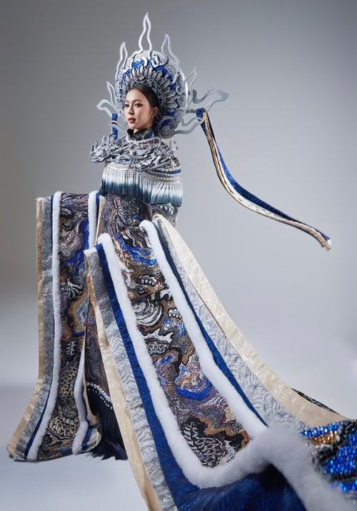 Trong phần thi National Costume ở Miss International 2025, Kiều Duy trình diễn bộ trang phục văn hoá dân tộc mang tên Cửu Long Ẩn Vân. Đây là thiết kế tác giả Nguyễn Song Huy thuộc team mentor Văn Thành Công và Vũ Việt Hà.
