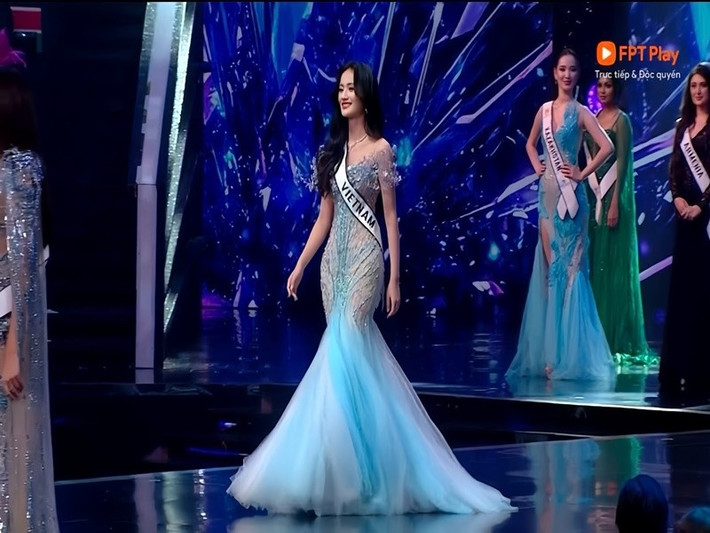 Ý Nhi diện đầm đuôi cá tông xanh khi được gọi tên vào top 40. Ảnh: FB Ý Nhi.