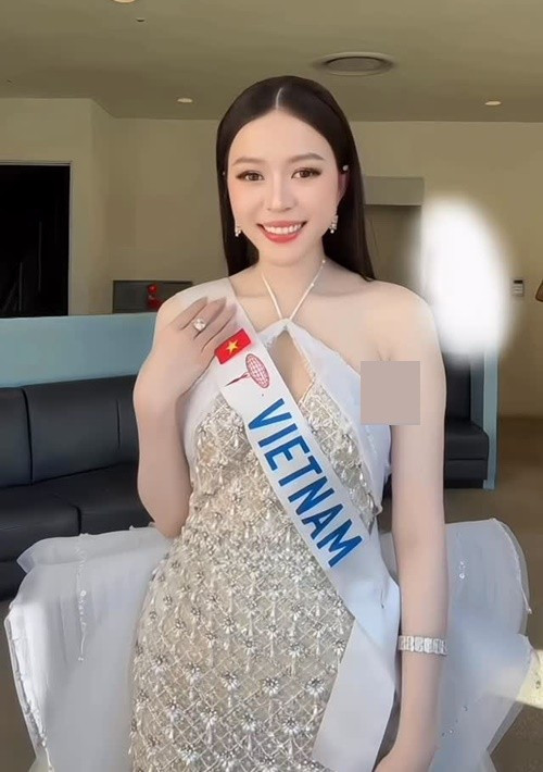 Theo Dân Việt, trong phần thi trang phục dạ hội ở bán kết Miss International 2025, Kiều Duy diện thiết kế cổ yếm ôm dài được đính kết toàn bộ bằng pha lê và ngọc trai. Ảnh: Instagram Kiều Duy.