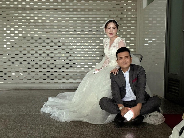 Hôn lễ của Hùng Thuận có sự tham gia nhiều sao Việt như Phương Hằng - Anh Tâm, Hòa Hiệp, Lương Thế Thành, Nguyệt Ánh, Tú Vi. Ảnh: FB Hùng Thuận.