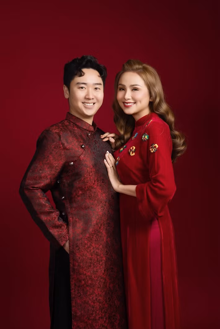 "Đã có lúc vợ chồng Hương đứng ôm nhau khóc trước phòng khám giữa đêm mưa lạnh. Buồn, lo lắng và tự trách bản thân rất nhiều", cô nói. Ảnh: FB Diễm Hương.