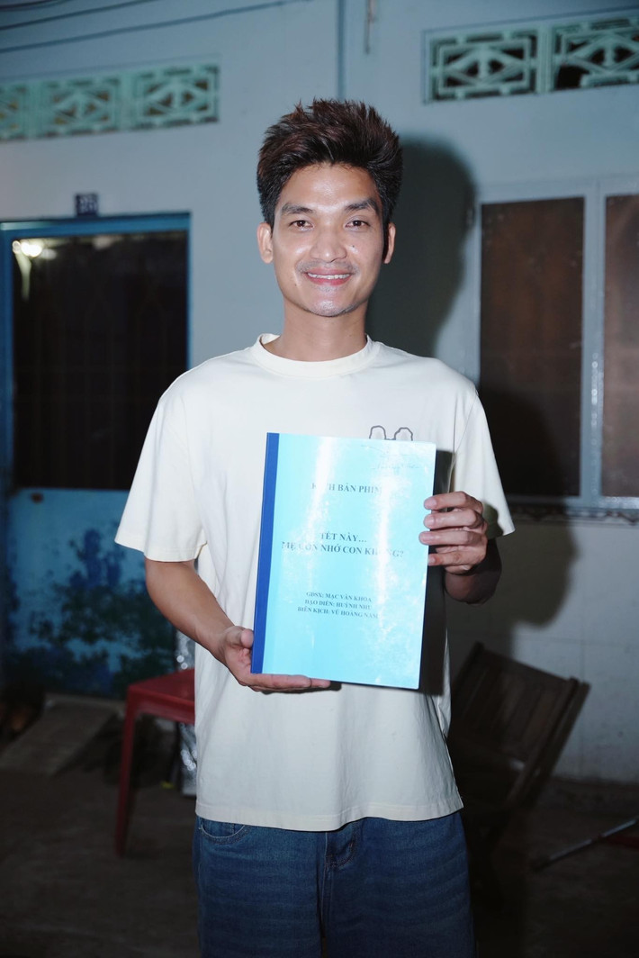 Tròn 10 năm bước vào nghề diễn xuất, anh quyết định làm một bộ phim ngắn Tết mang tên Tết này mẹ còn nhớ con không để kỷ niệm và như một món quà nhỏ để gửi tặng khán giả.