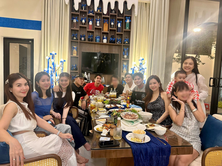 "Một buổi tối họp mặt mừng Giáng sinh sớm của các gia đình anh chị em thân thương, quá nhiều sự đáng yêu và chu đáo từ gia đình chủ nhà Vân Trang và Quân Lê. BBQ được đích mẹ chồng của Trang chuẩn bị thật là ngon. Cảm ơn đại gia đình tiếp đón tụi mình", Kha Ly chia sẻ. Ảnh: FB Vân Trang.