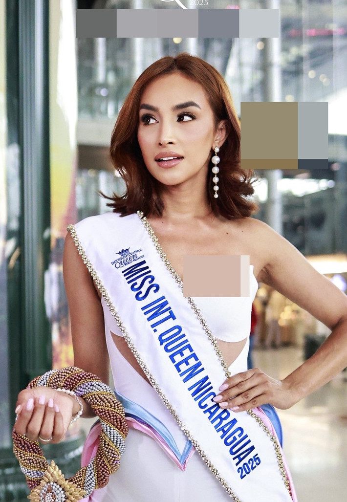 Mỹ nhân người Nicaragua khoe vòng một căng đầy tại sân bay. Ảnh: Miss International Queen.
